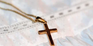Quels symboles ornent les chaînes de baptême en or ?