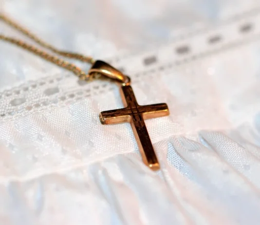 Quels symboles ornent les chaînes de baptême en or ?