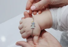 Les erreurs à éviter avant d’acheter une gourmette à graver pour enfant