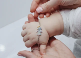 Les erreurs à éviter avant d’acheter une gourmette à graver pour enfant