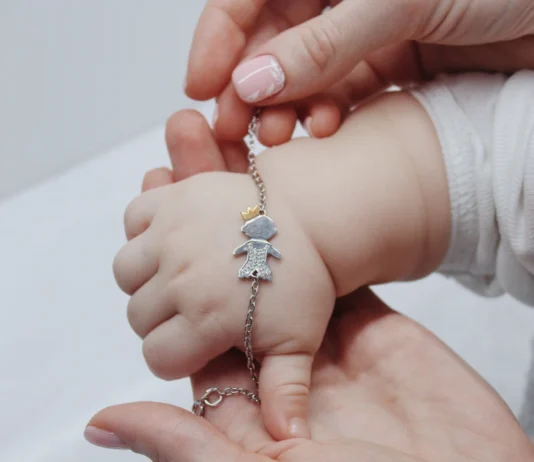 Les erreurs à éviter avant d’acheter une gourmette à graver pour enfant