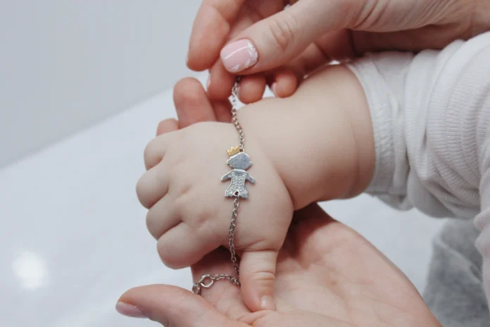 Les erreurs à éviter avant d’acheter une gourmette à graver pour enfant